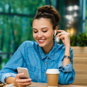 girl with phone